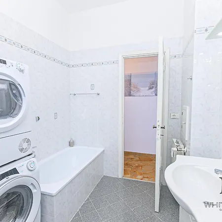 Magnolia House 3 Bedrooms And 3 Private Parking By Ml White House