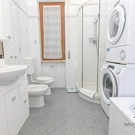 Magnolia House 3 Bedrooms And 3 Private Parking By Ml White House