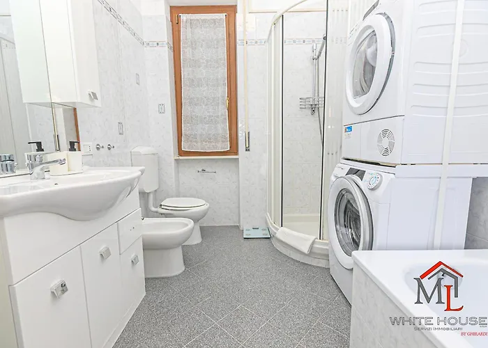 Magnolia House 3 Bedrooms And Parking By Ml White House
