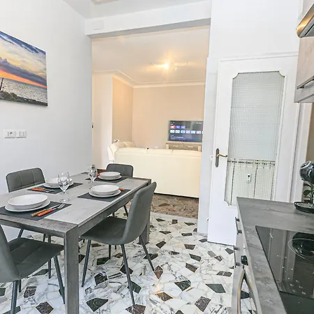Magnolia House 3 Bedrooms And 3 Private Parking By Ml White House Lägenhet