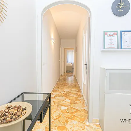 Magnolia House 3 Bedrooms And 3 Private Parking By Ml White House